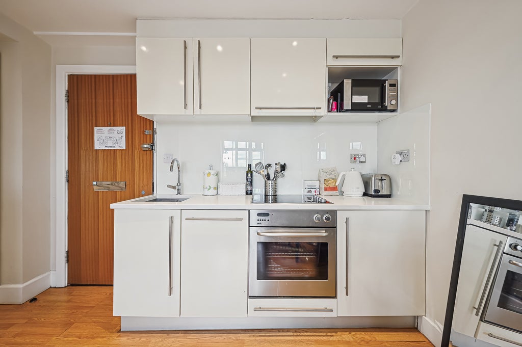Flat Sloane Avenue in Greater London