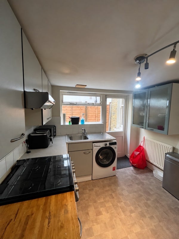 Room Kimberley Road in Greater London