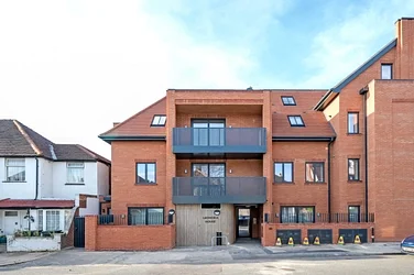Flat Baldry Gardens in Greater London