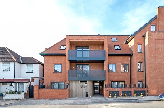 Flat Baldry Gardens in Greater London