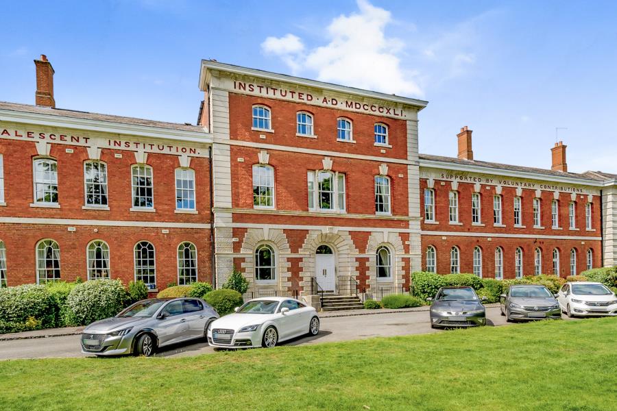 Flat Ellesmere Place in Elmbridge