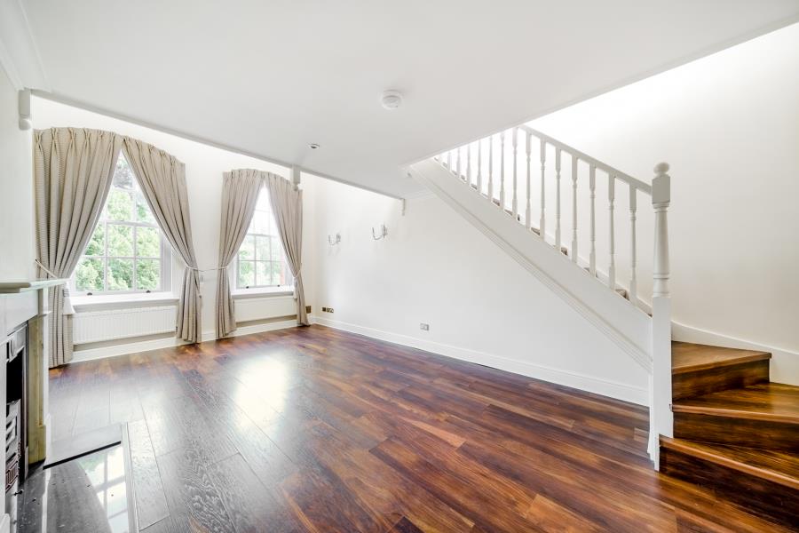 Flat Ellesmere Place in Elmbridge