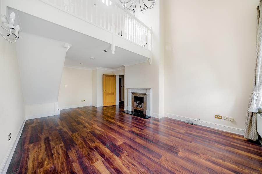 Flat Ellesmere Place in Elmbridge