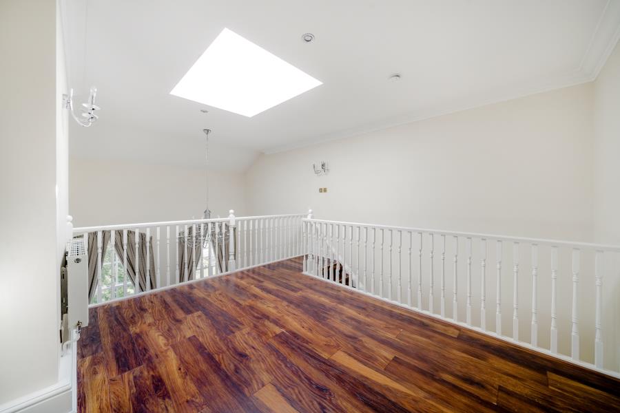 Flat Ellesmere Place in Elmbridge