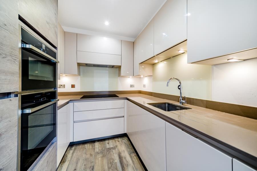 Flat Ellesmere Place in Elmbridge