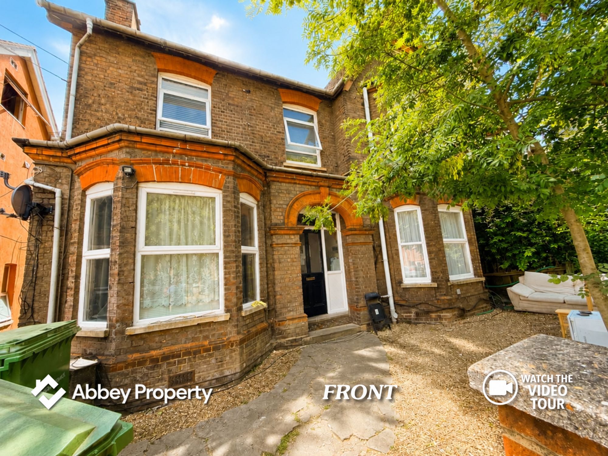 Flat Biscot Road in Luton