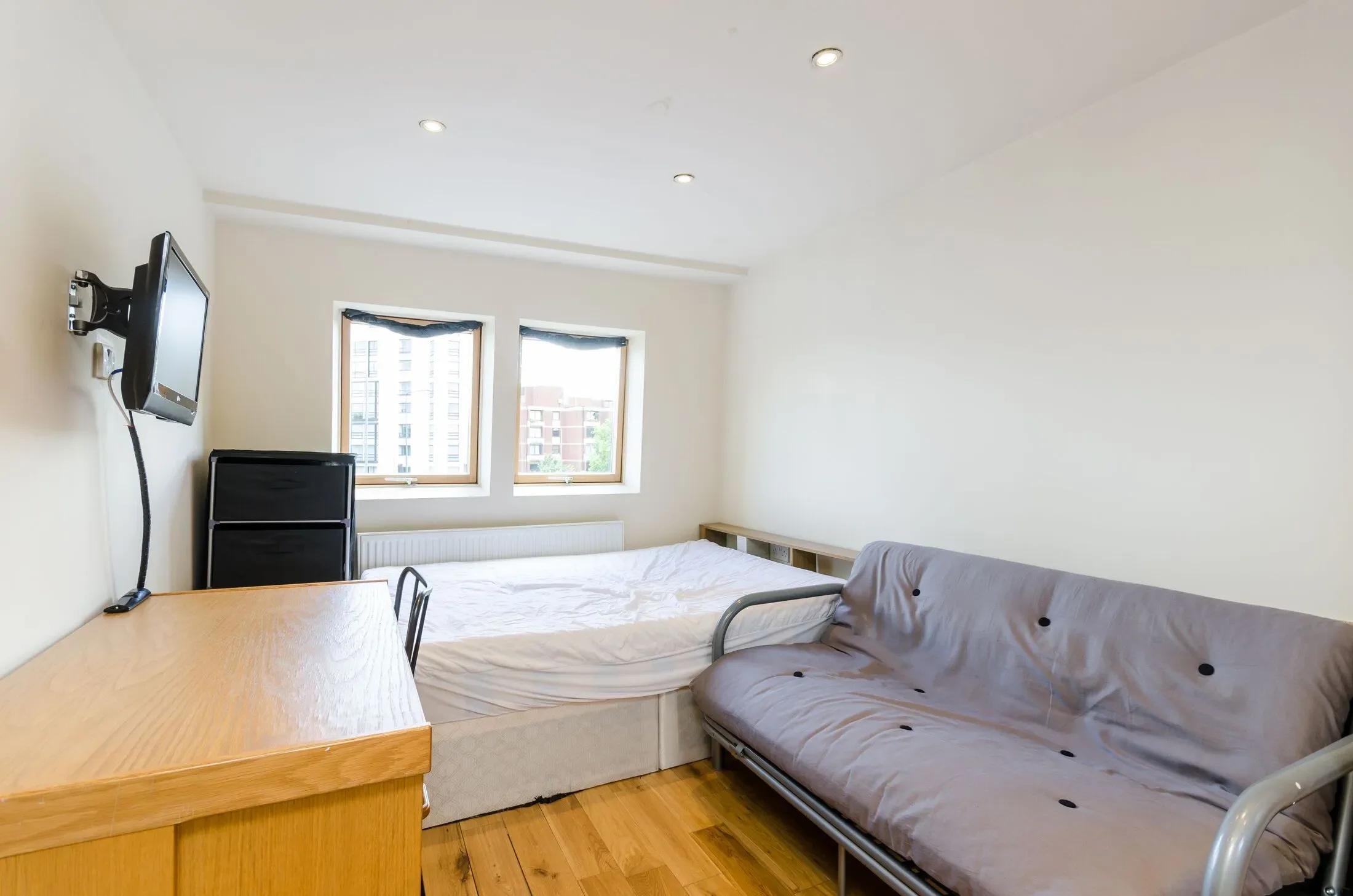 Flat Woodstock Grove in Greater London