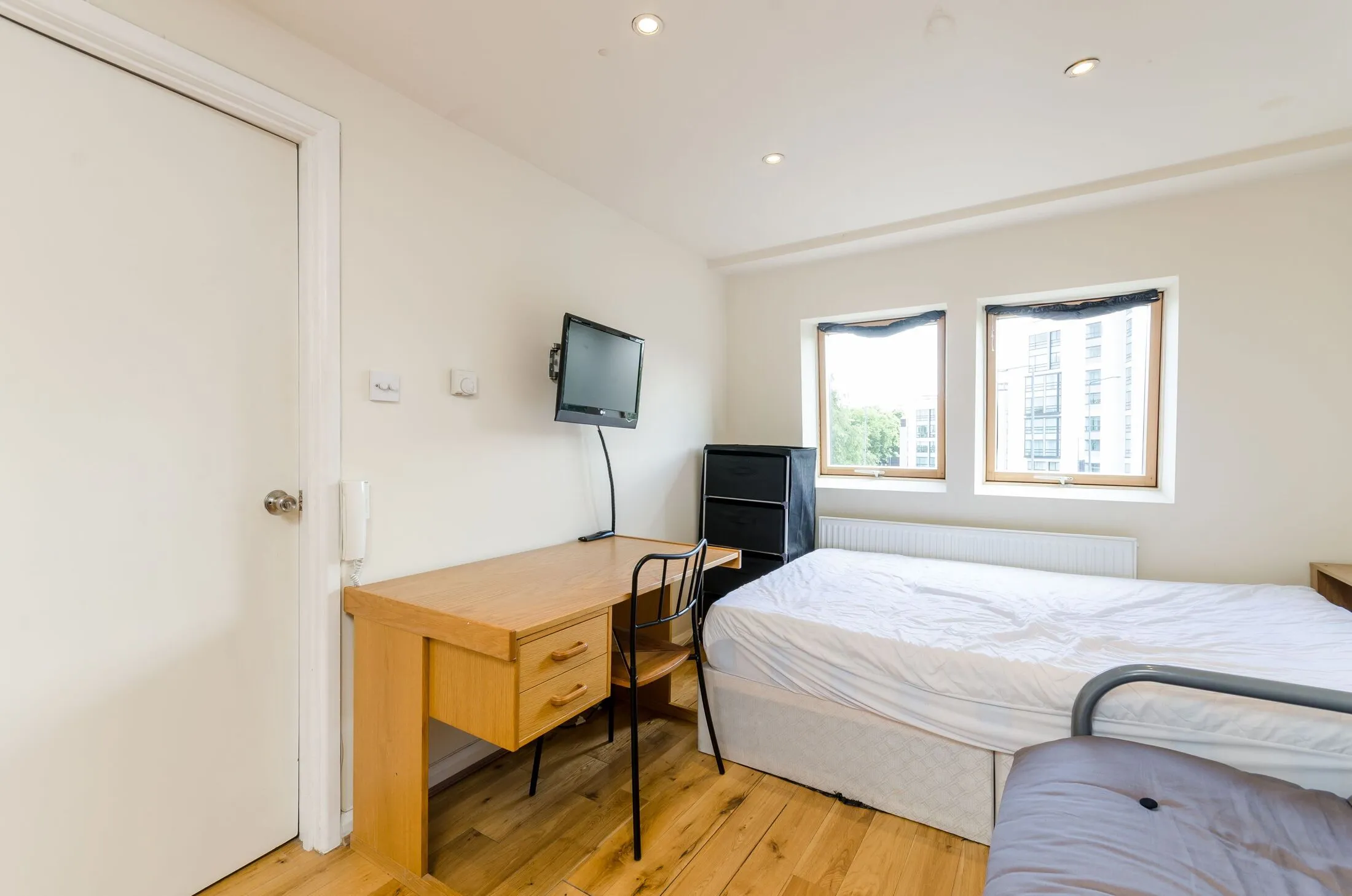 Flat Woodstock Grove in Greater London