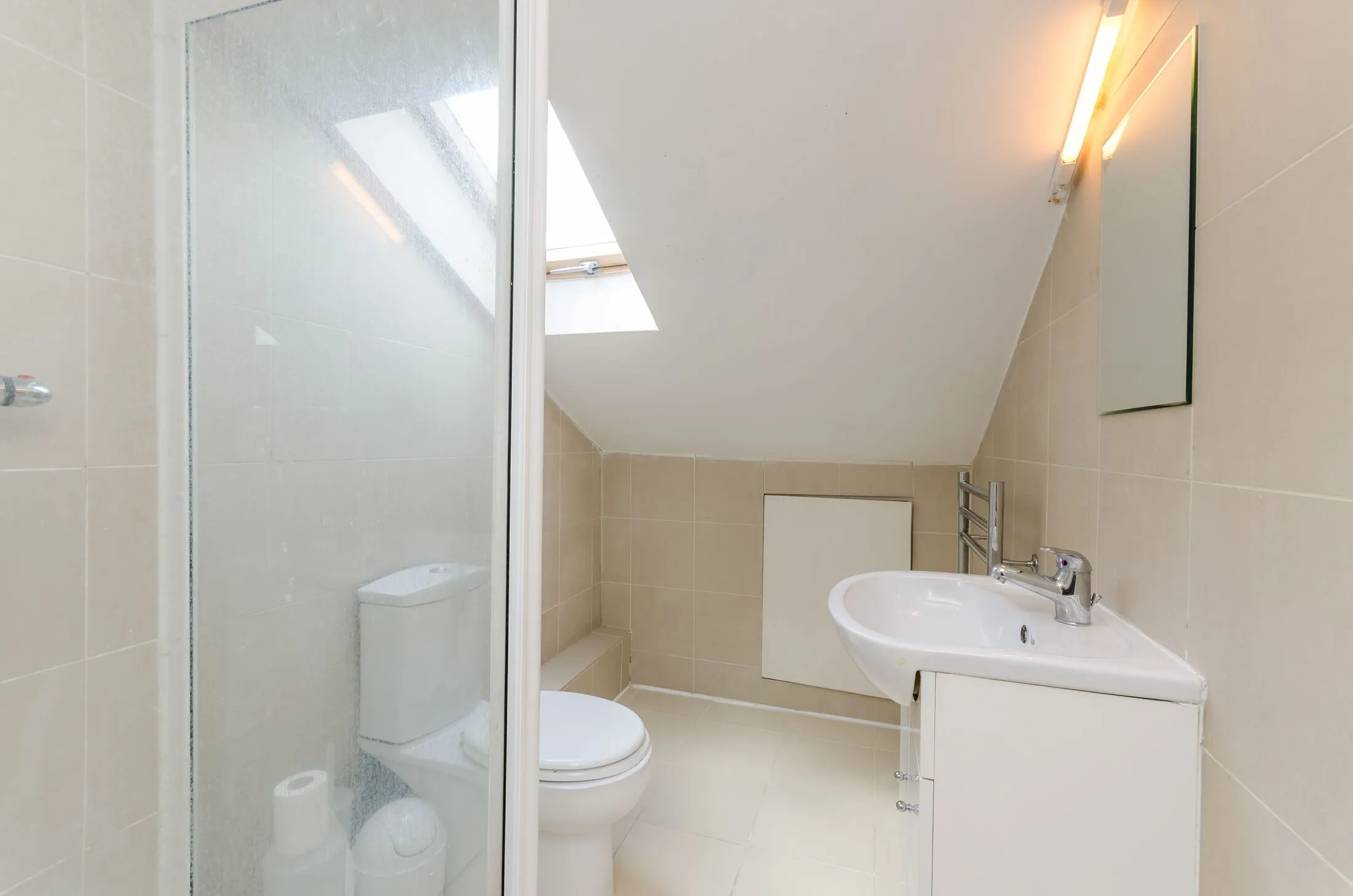 Flat Woodstock Grove in Greater London