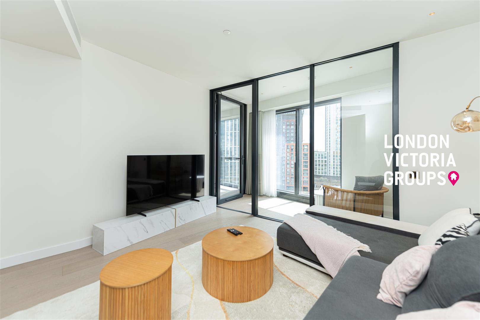 Flat Nine Elms Lane in Greater London
