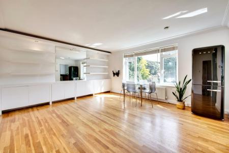 Flat Kew Road in Greater London