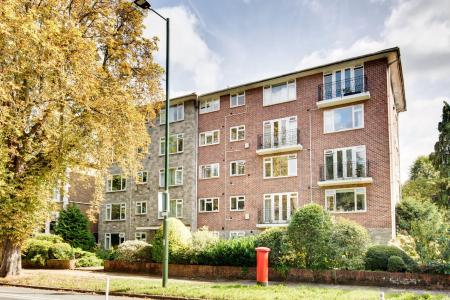 Flat Kew Road in Greater London
