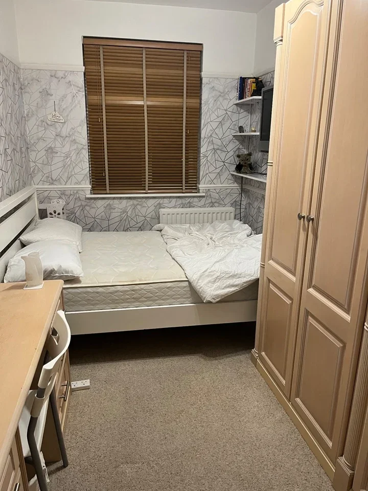 Room Elgar Avenue in Greater London