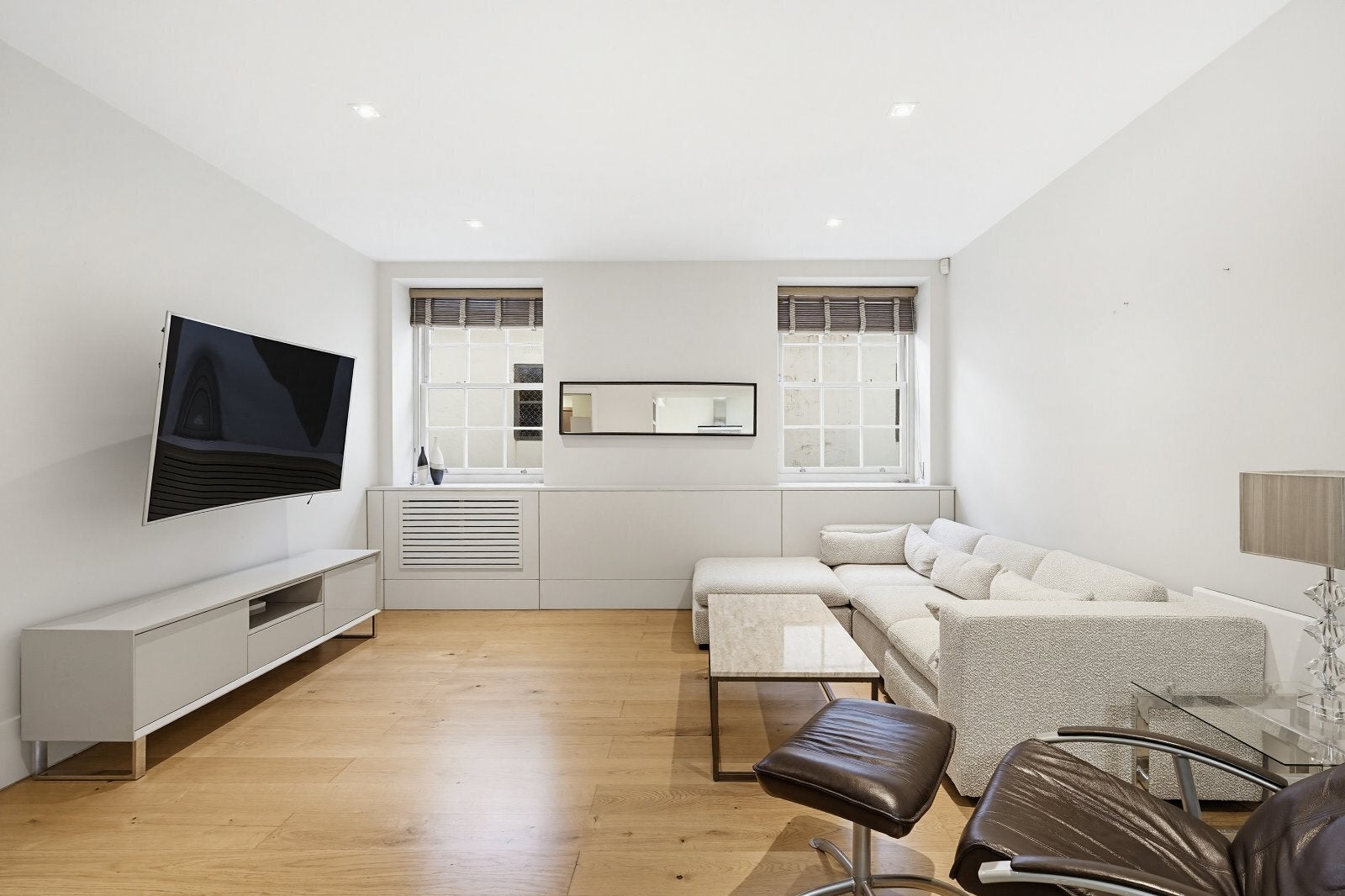 Flat Lowndes Square in Greater London