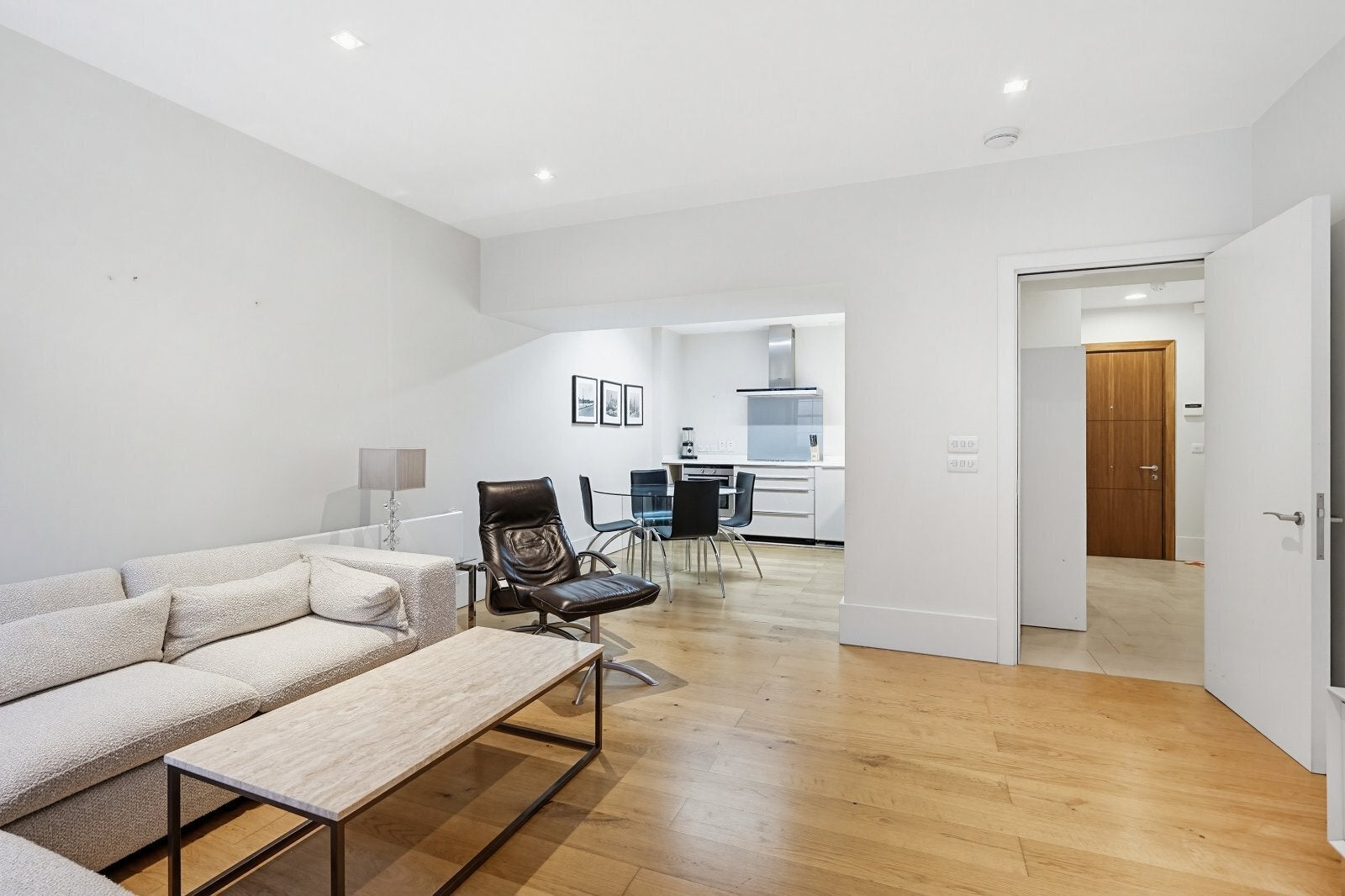 Flat Lowndes Square in Greater London