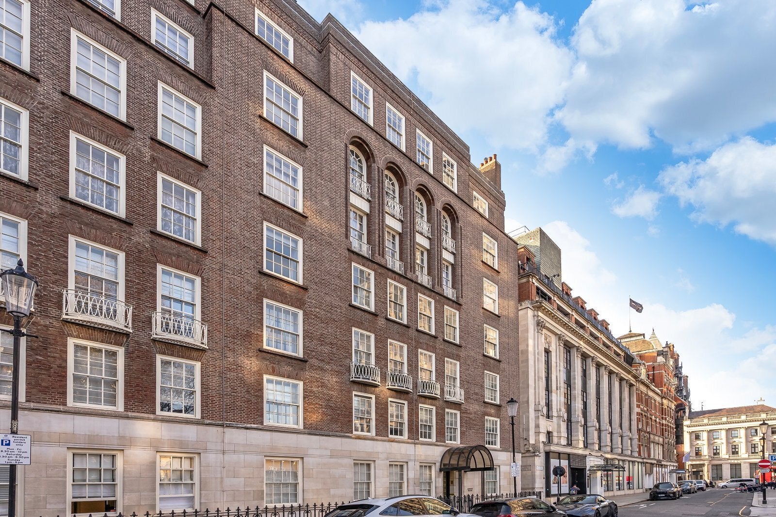 Flat Lowndes Square in Greater London