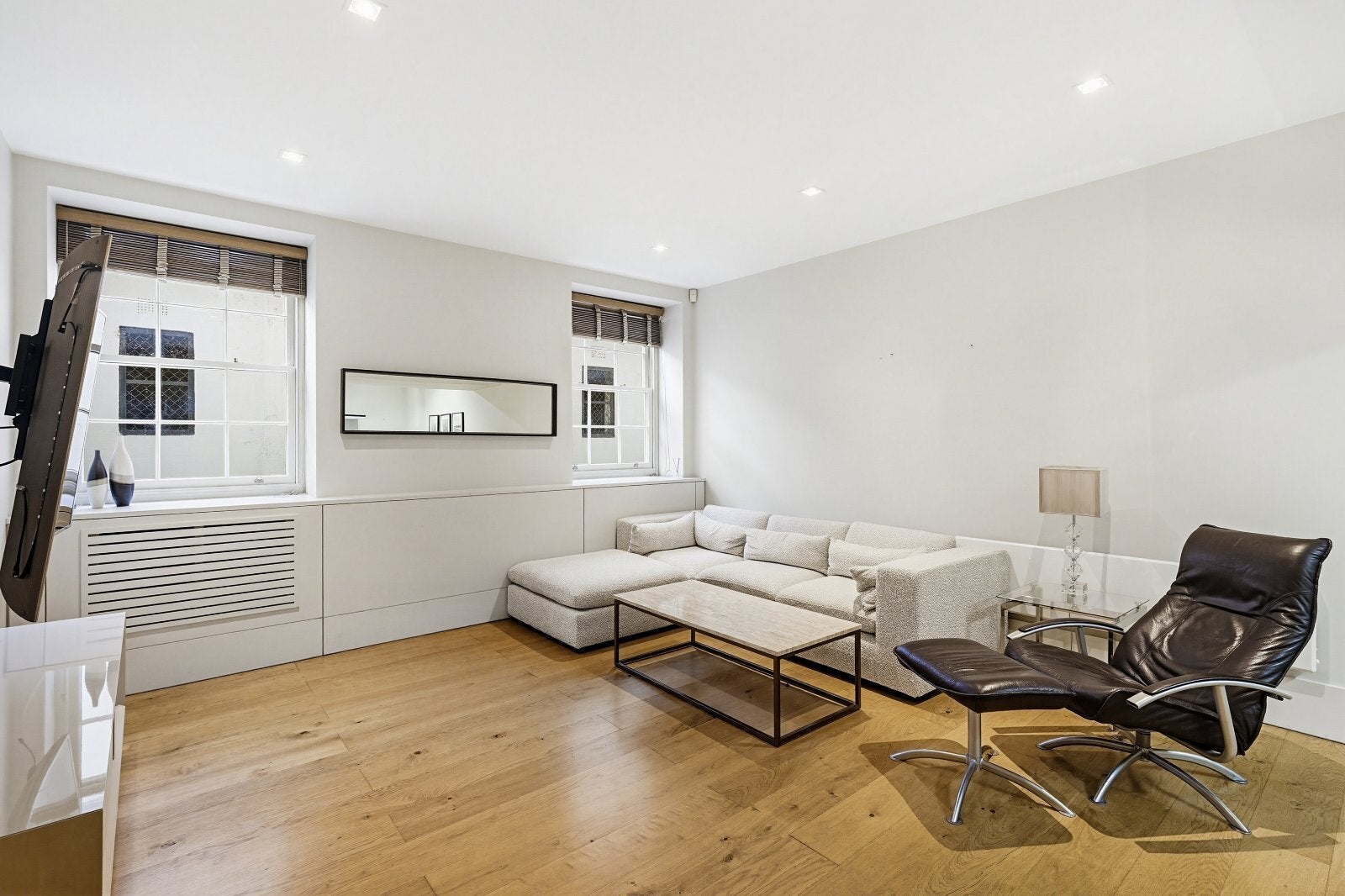 Flat Lowndes Square in Greater London