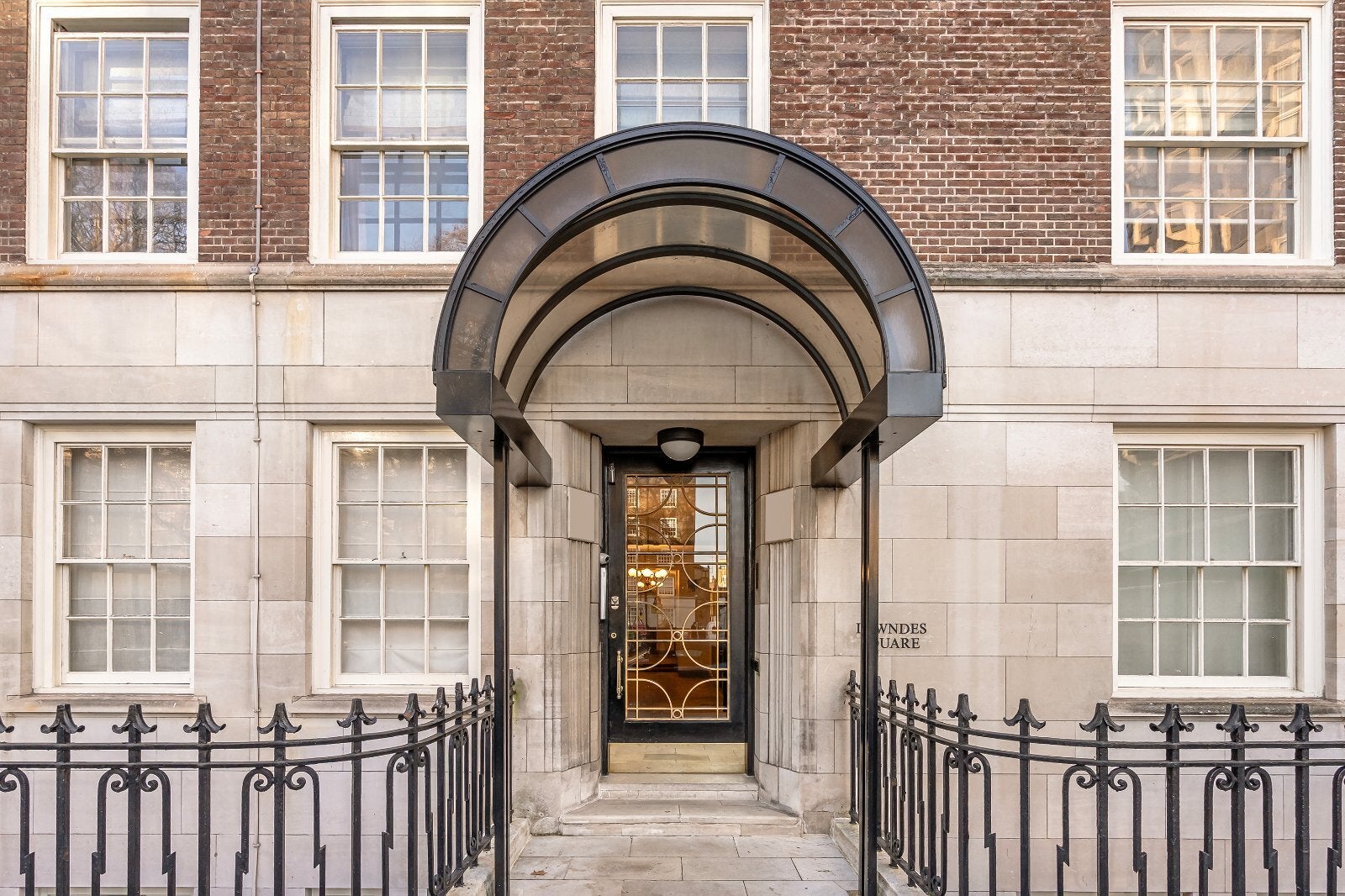 Flat Lowndes Square in Greater London