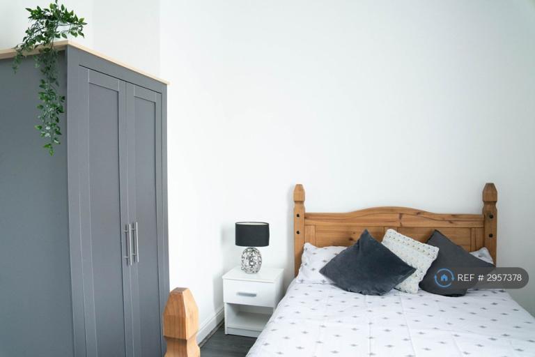 Room Hughes Street in Burnley