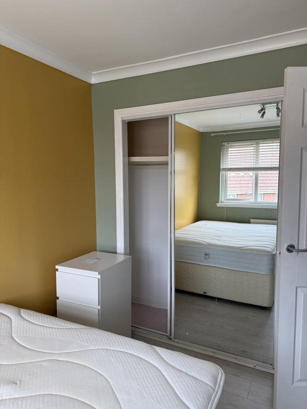 Room Erradale Street in Glasgow