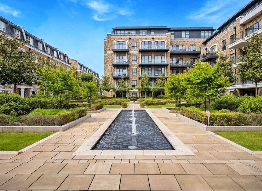 Flat Palladian Gardens in Greater London