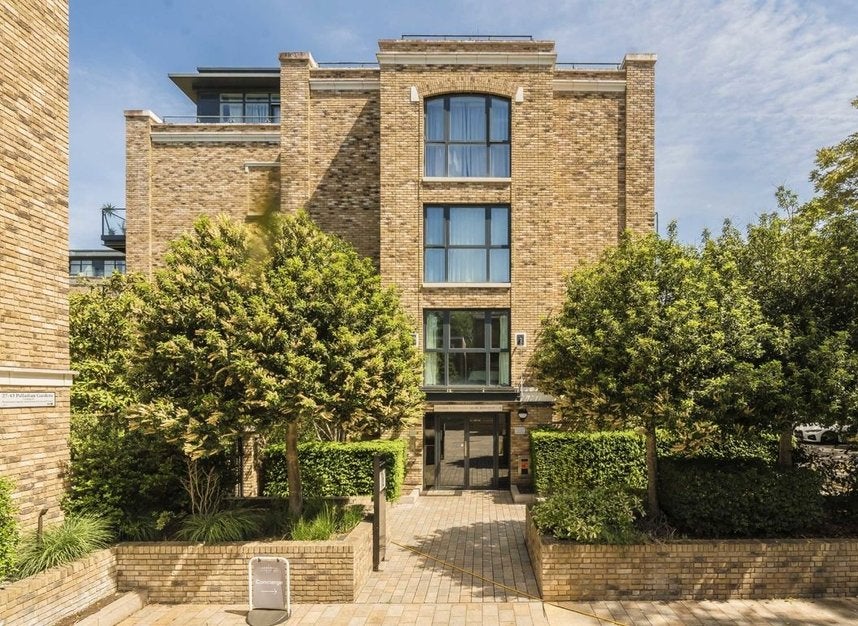 Flat Palladian Gardens in Greater London