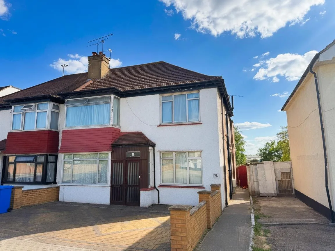 Flat Village Way in Greater London