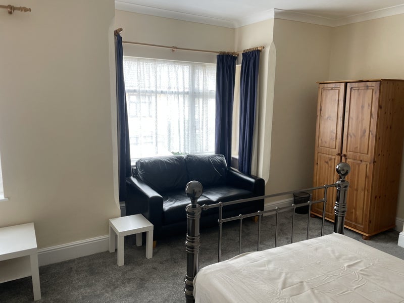 Room Manor Road in Rugby