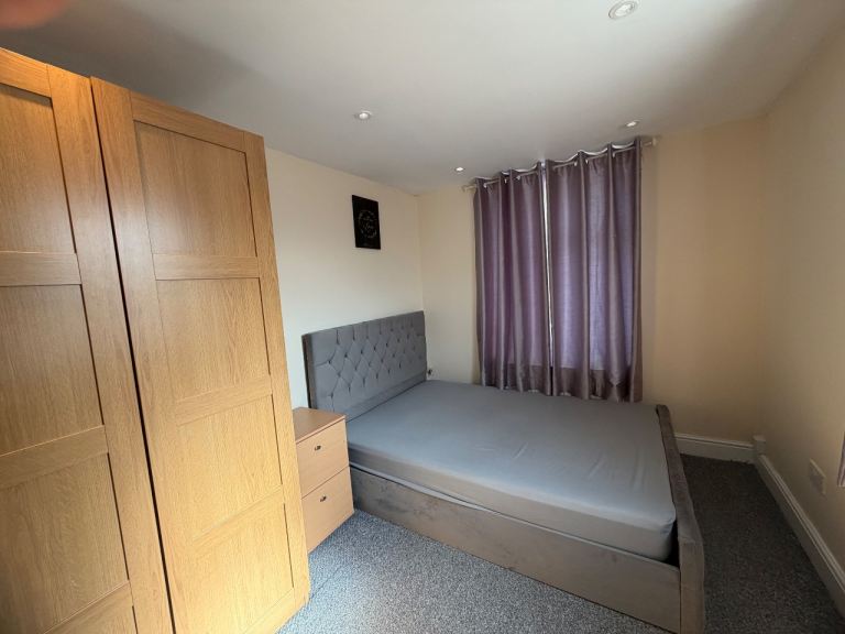Flat Charlton Park Lane in Greater London