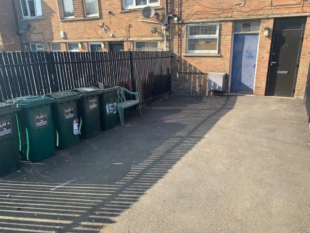 Room Woodend Crescent in Bradford