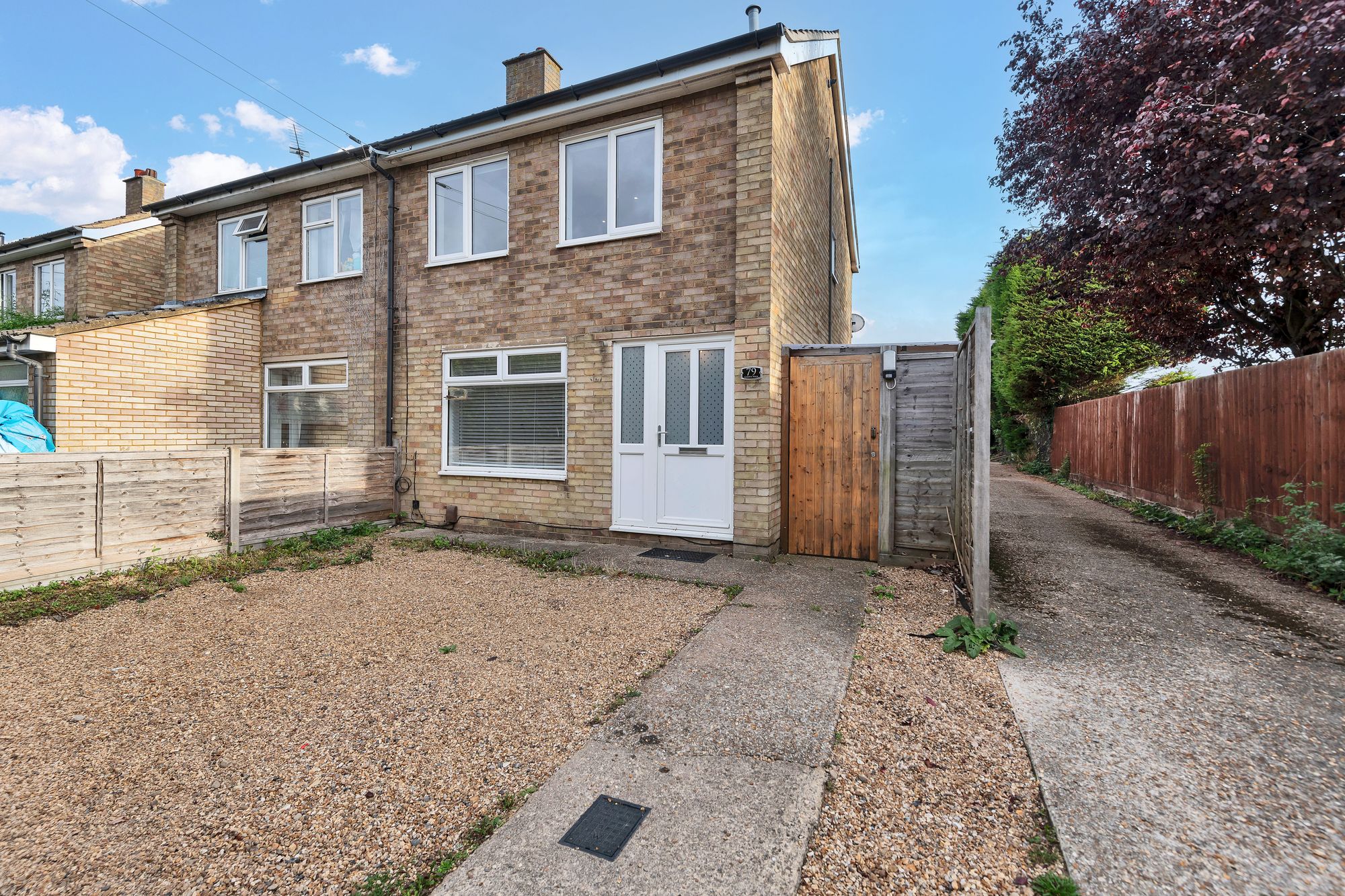 House Garden Walk in Royston