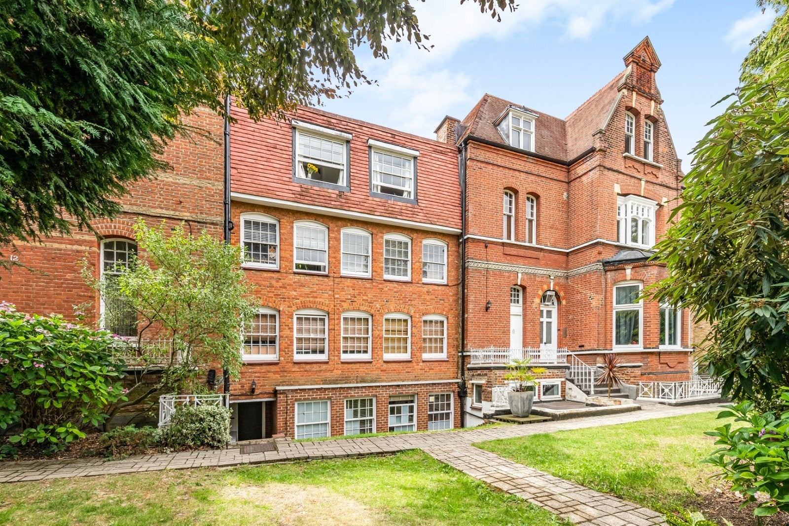 Flat Cambalt Road in Greater London