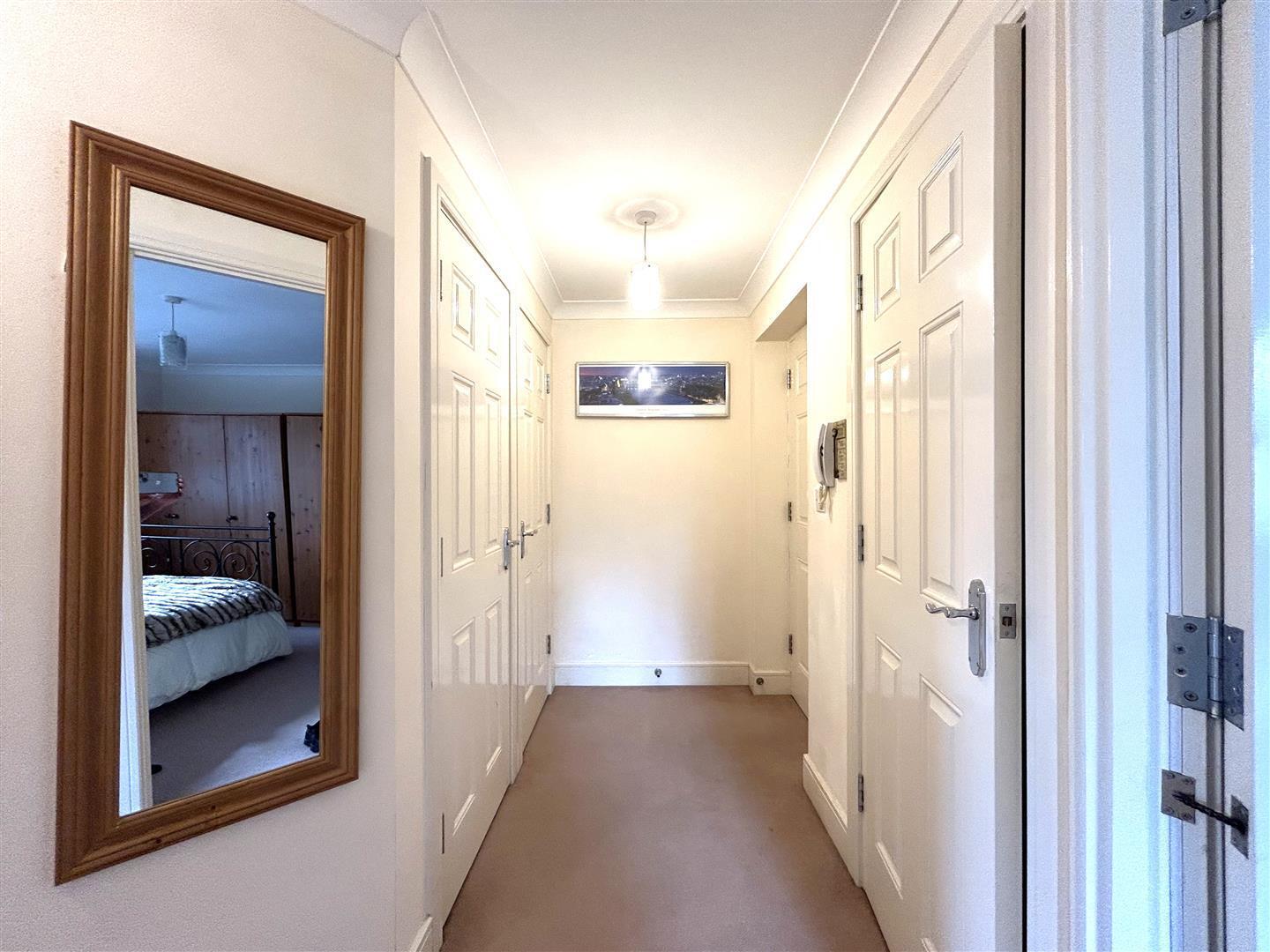 Flat Worth Park Avenue in Crawley