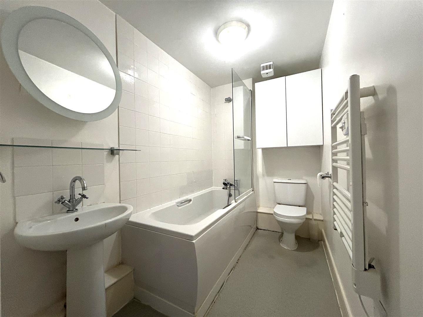Flat Worth Park Avenue in Crawley