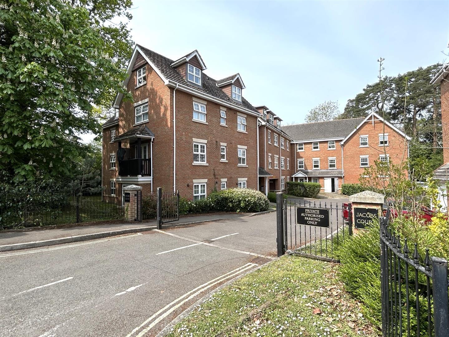 Flat Worth Park Avenue in Crawley