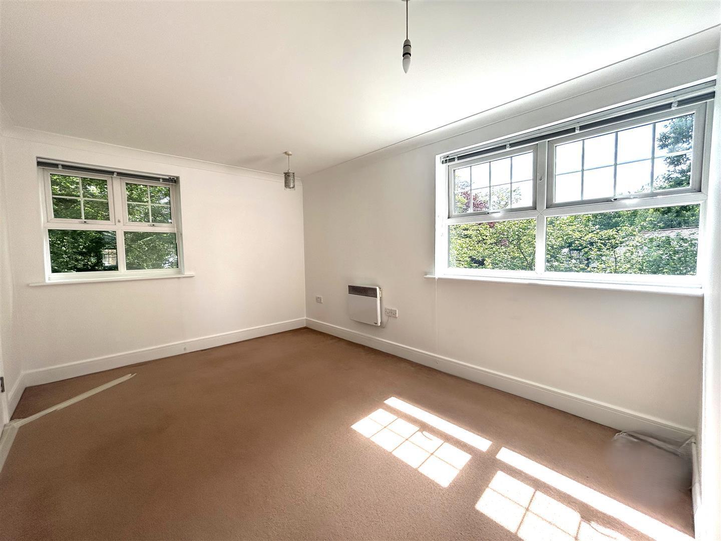 Flat Worth Park Avenue in Crawley