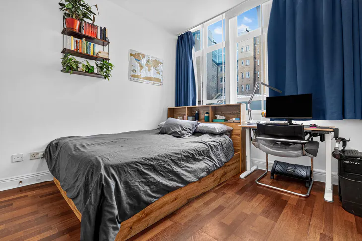 Flat Bunhill Row in Greater London