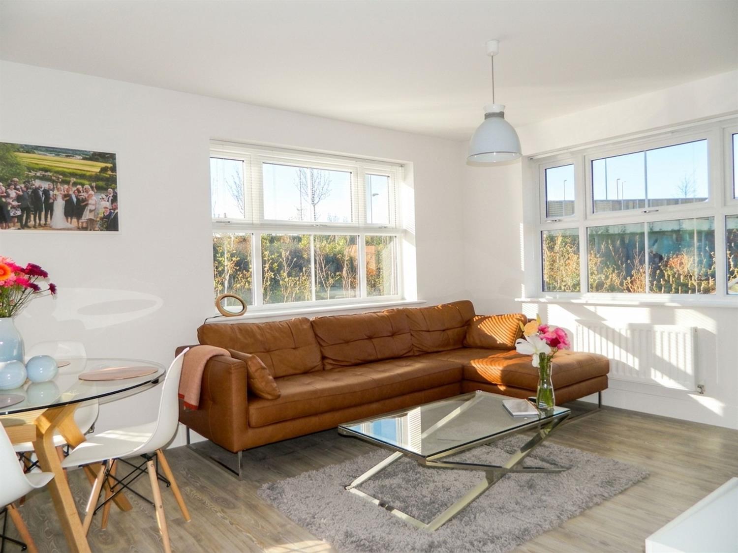 Flat Arundale Walk in Horsham