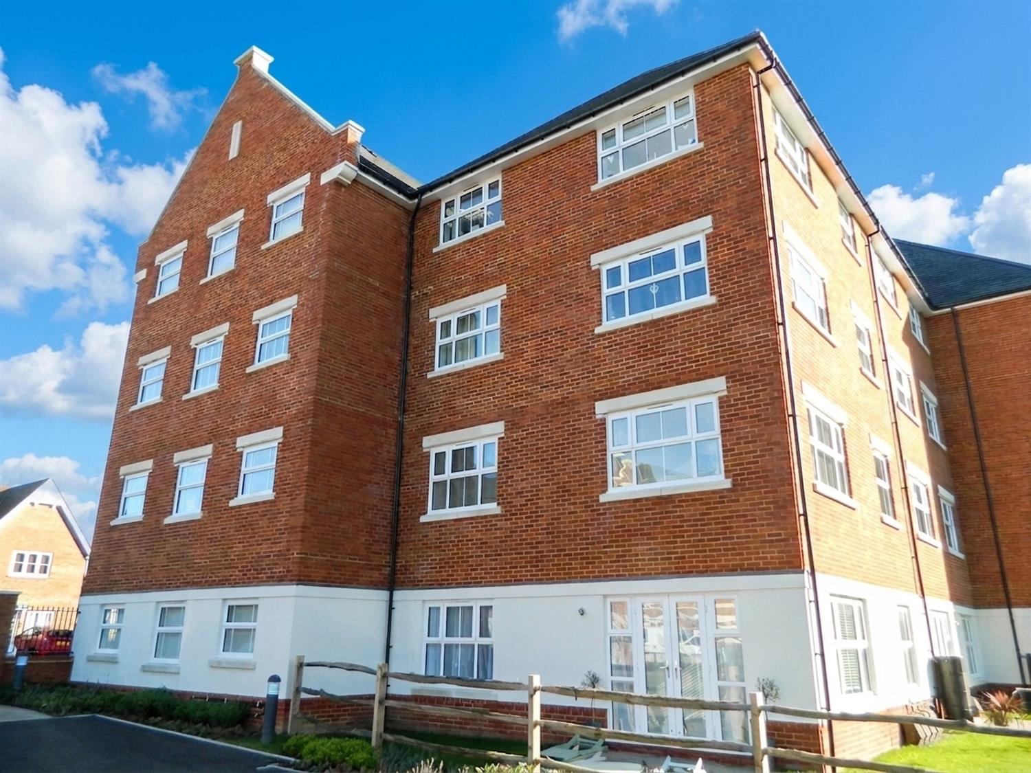 Flat Arundale Walk in Horsham