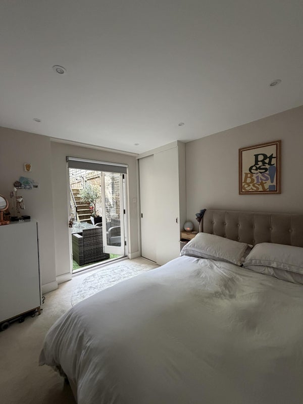 Flat Kempsford Gardens in Greater London