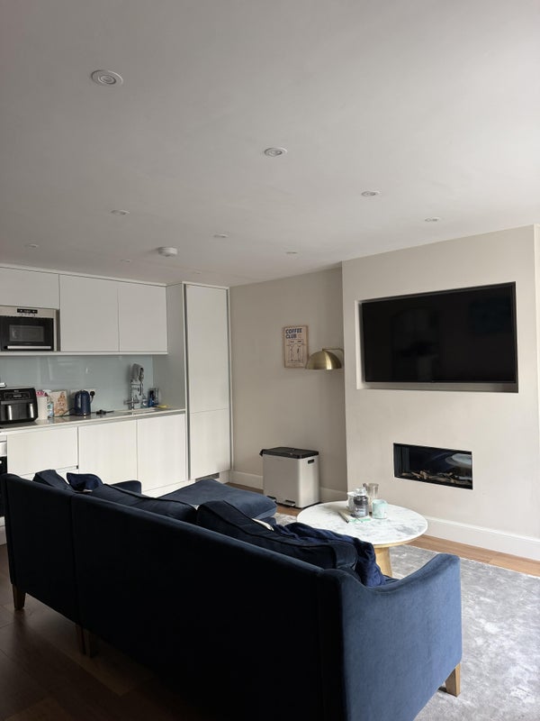 Flat Kempsford Gardens in Greater London