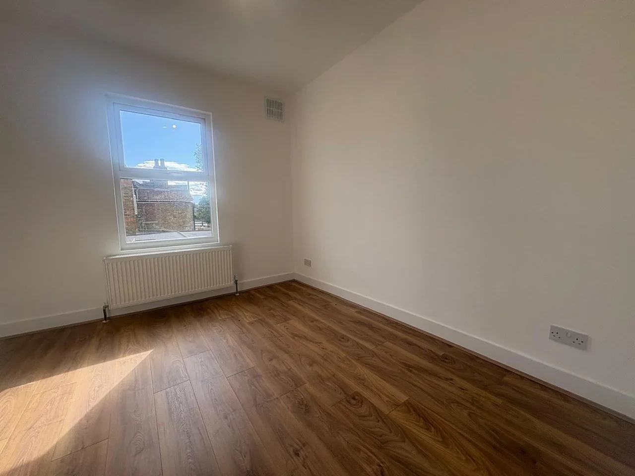 Flat Bounces Road in Greater London