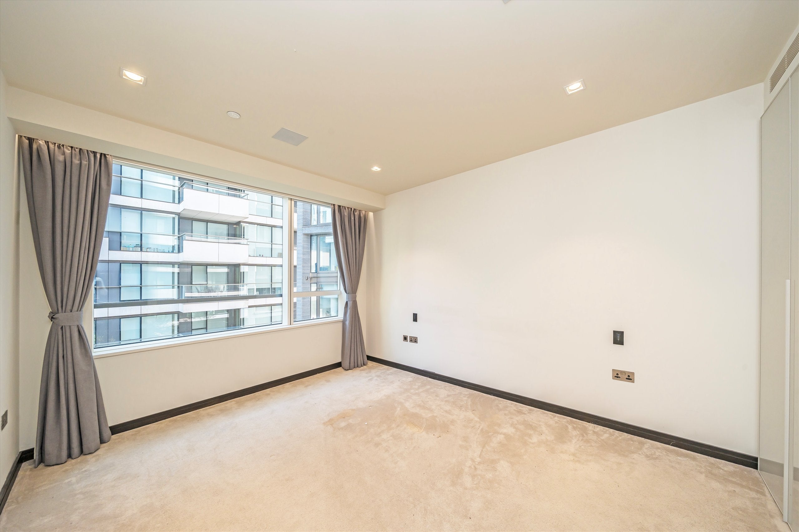 Flat Potters Fields in Greater London