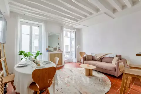 Flat Place de la Contrescarpe in Paris