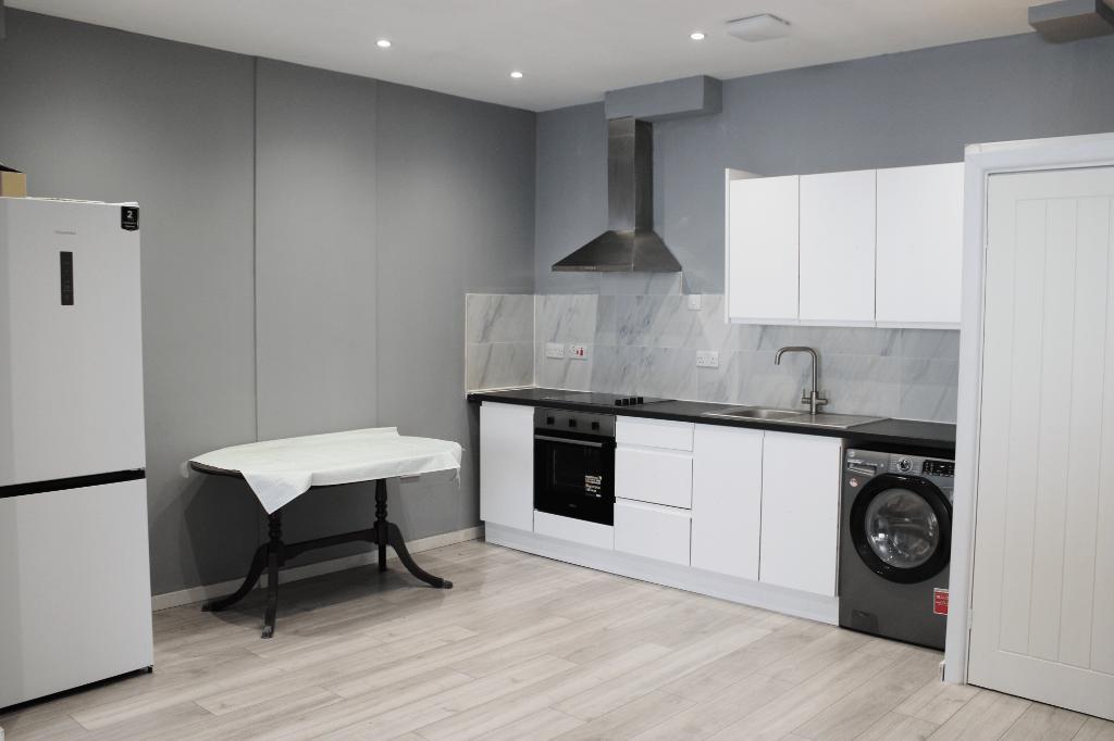 Flat Carlyon Road in Greater London