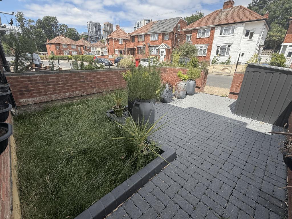 Flat Carlyon Road in Greater London