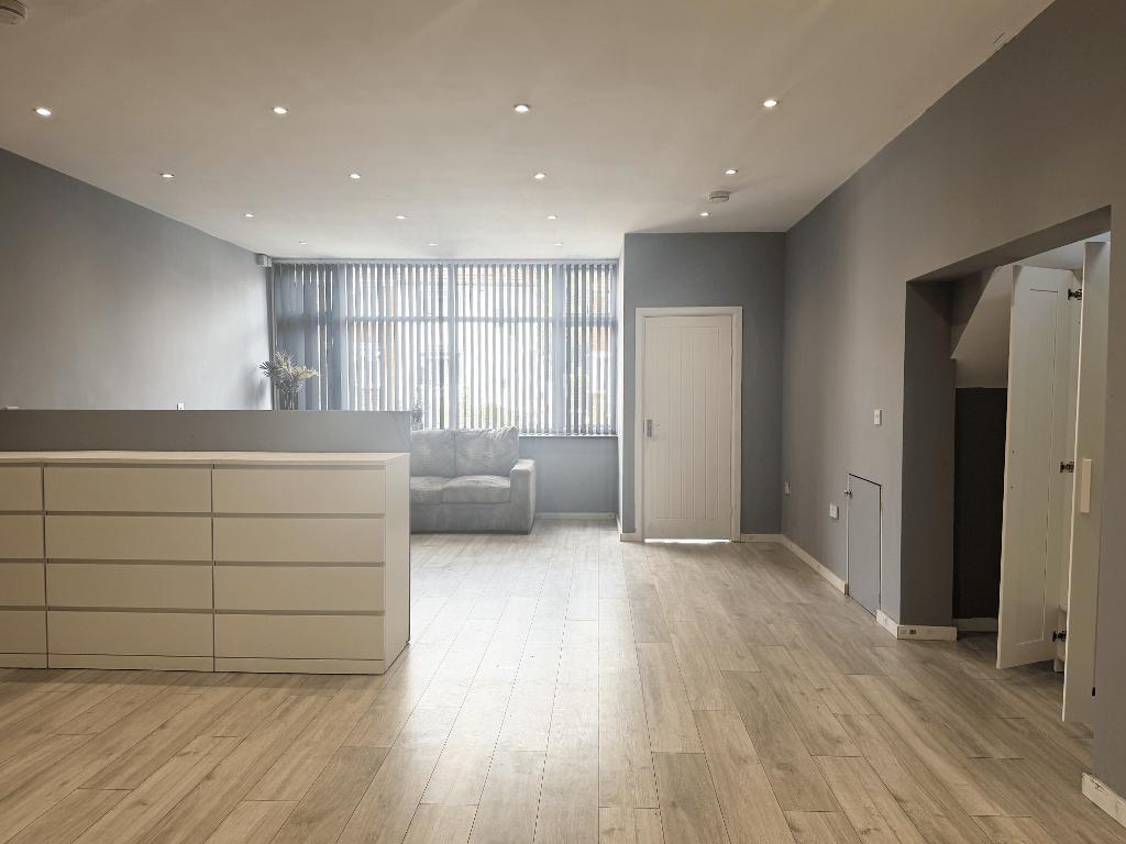 Flat Carlyon Road in Greater London