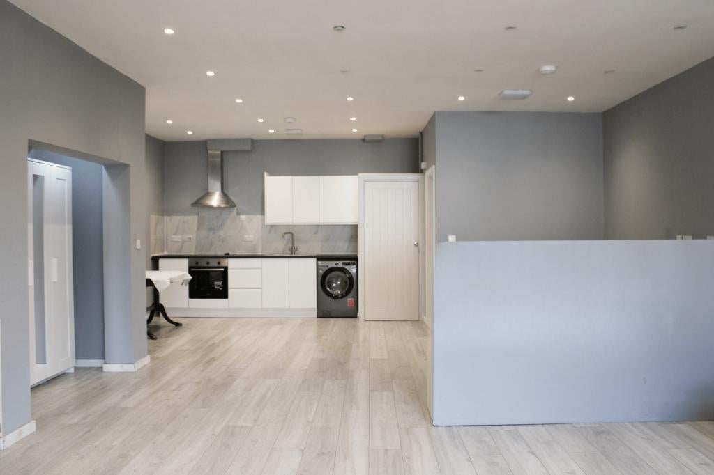 Flat Carlyon Road in Greater London
