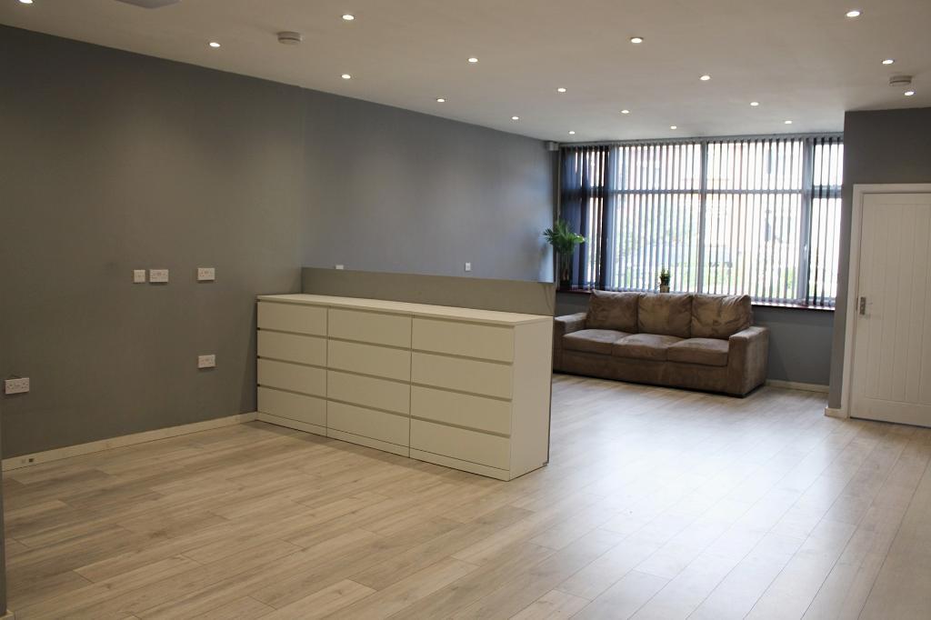 Flat Carlyon Road in Greater London