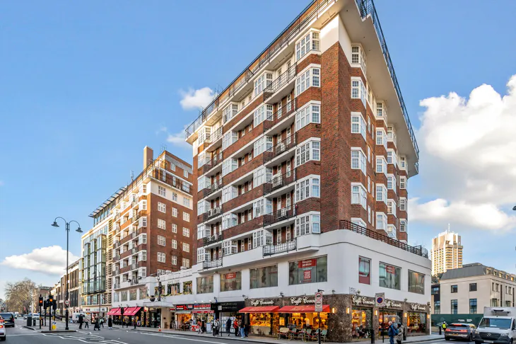 House Lancelot Place in City of Westminster